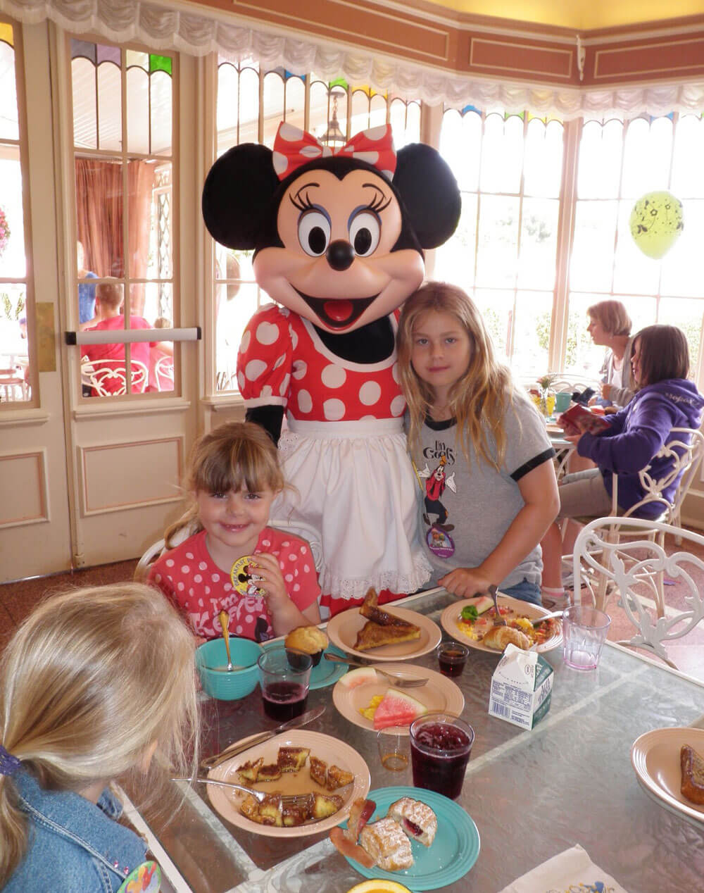 disney magic kingdom breakfast with characters