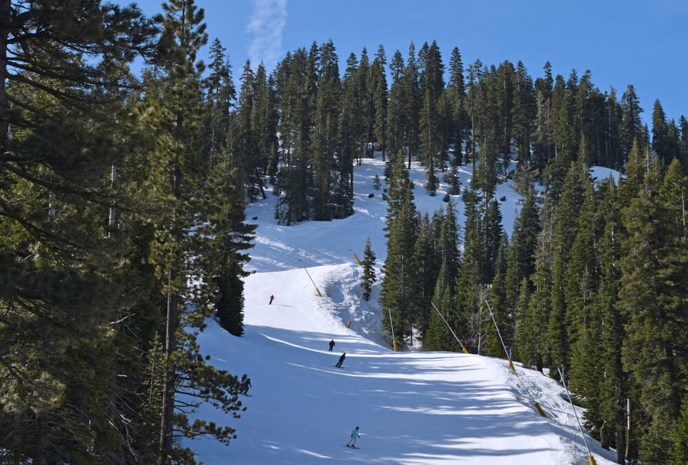 Squaw Valley Alpine Meadows hosts throwback après party