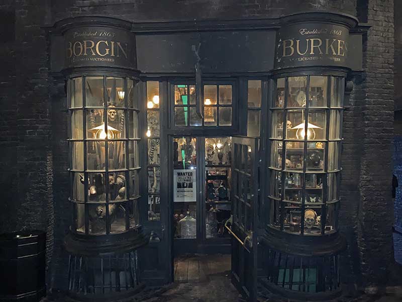 Sleek Hogwarts Water Bottle Arrives at Universal Orlando Resort