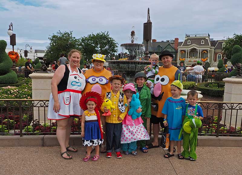 DisneyFamilia: Cast Members Dress Up as Disney•Pixar's 'Coco' for Mickey's  Not-So-Scary Halloween Party!