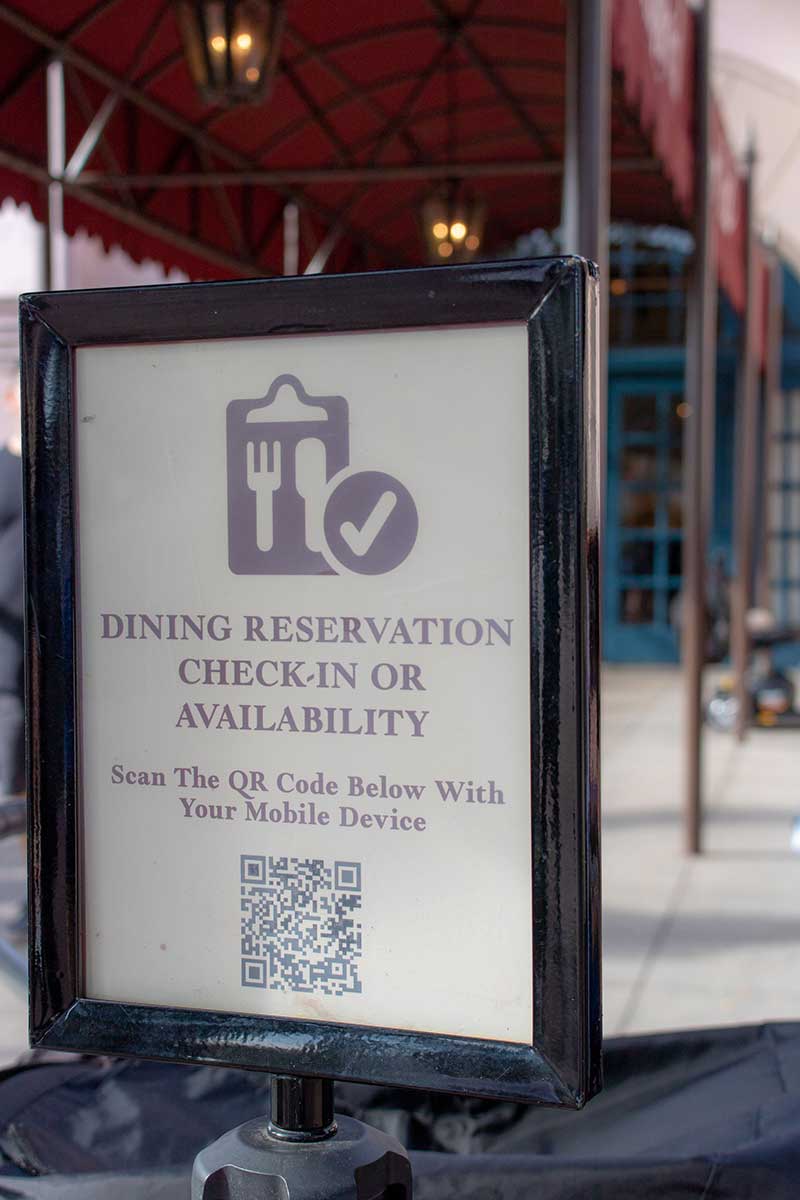 Tenants et aboutissants des réservations de restaurants à l’avance de Disney World - Enregistrement mobile et signe de disponibilité