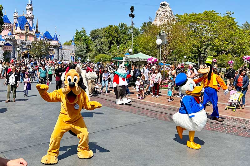 20 Cool Tips for Visiting Disneyland in Summer 2023