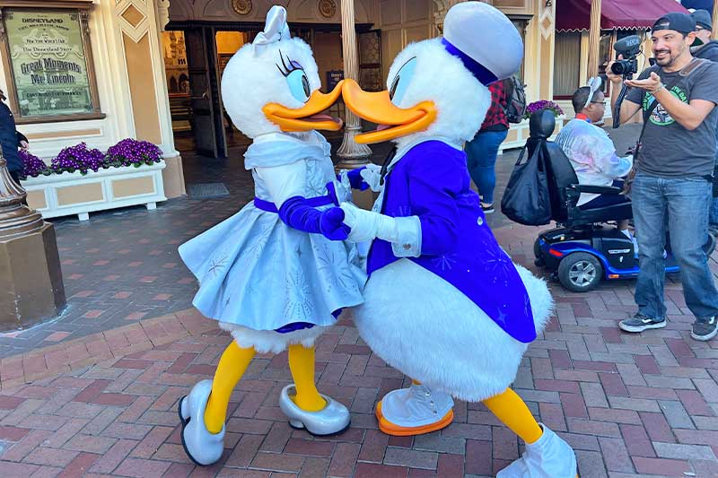 https://cache.undercovertourist.com/blog/2022/12/0123-romantic-things-disneyland-donald-daisy.jpg