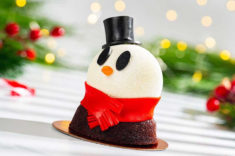 Holiday Food at Disney World - Snowman Cake from Amorette's