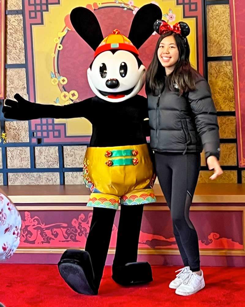 https://cache.undercovertourist.com/blog/2023/01/0123-lunar-new-year-disney-california-adventure-oswald-greet.jpg