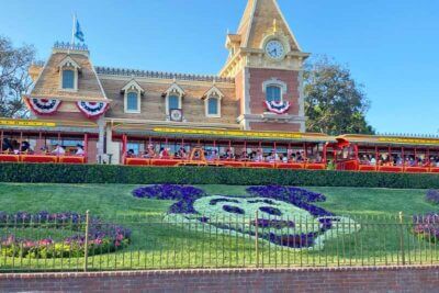 Simple Pleasures That Make Disneyland The Happiest Place on Earth