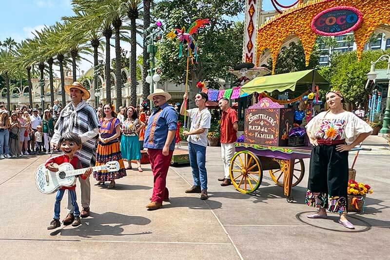 Dia de los Muertos Disneyland - Coco show