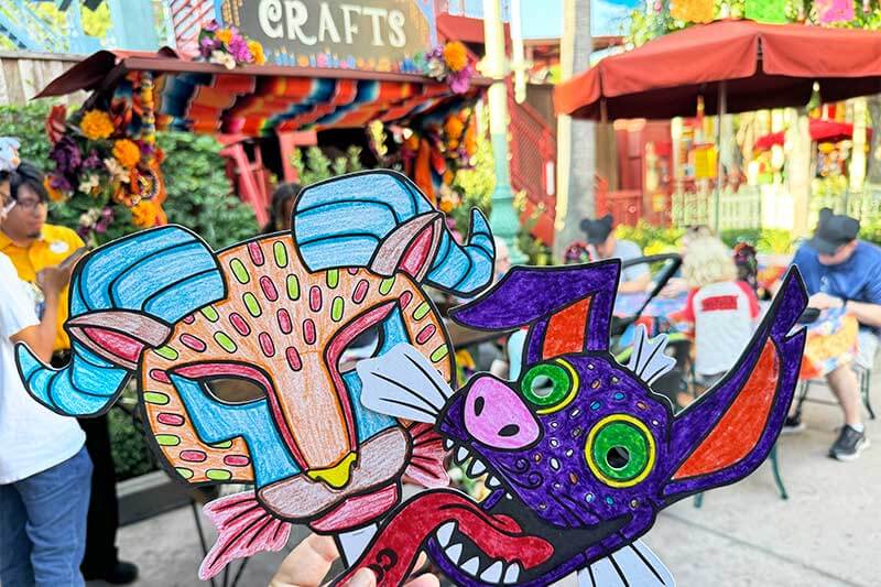 Dia de los Muertos Disneyland - Free crafts in Plaza de la Familia