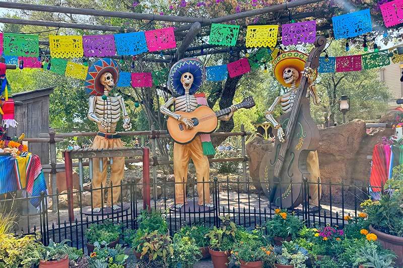 Dia de los Muertos Disneyland - Skeleton band in Frontierland
