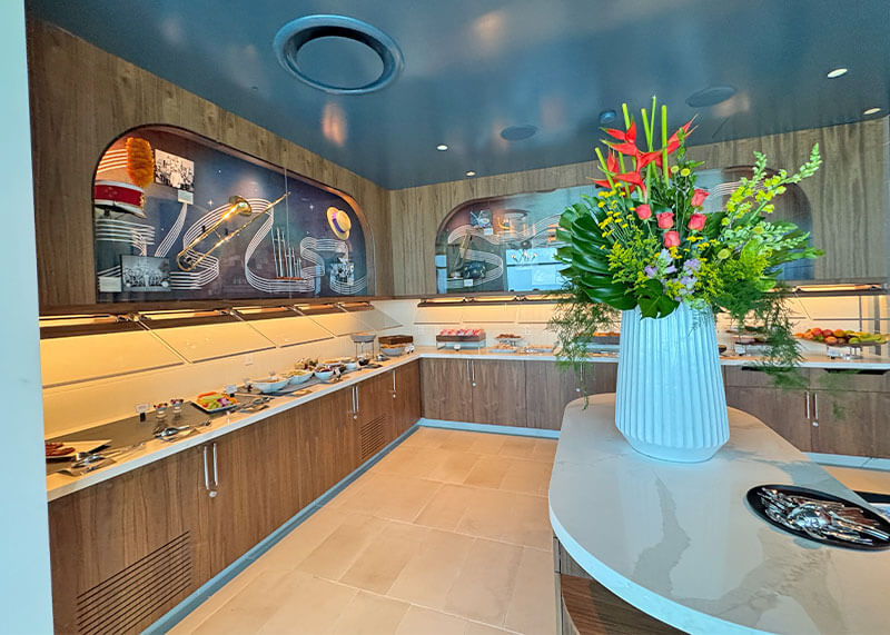 The Frog Family's Guide to the Disneyland Hotel - high Key Club serving area