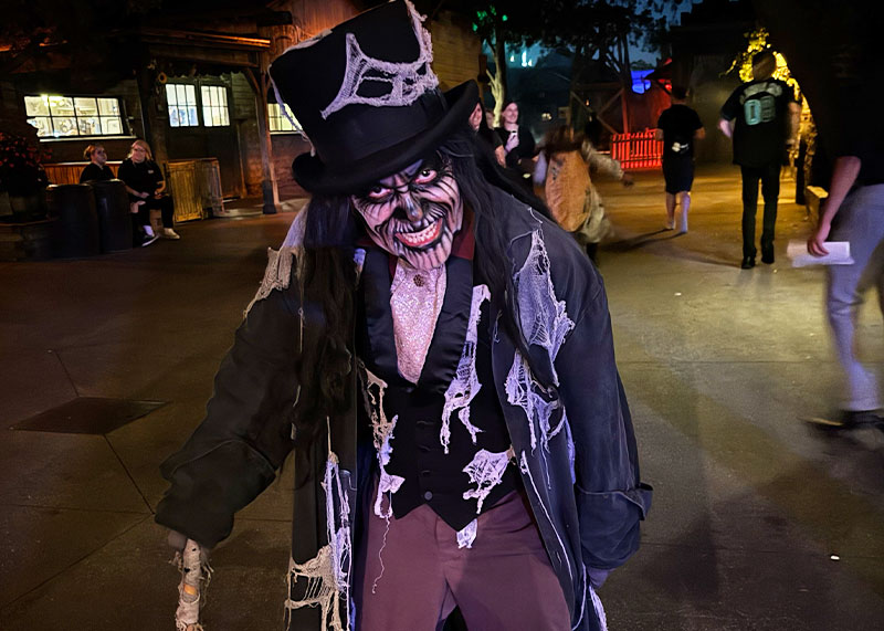 Your Ghoulish Guide to Knott’s Scary Farm - Monster in scare zone
