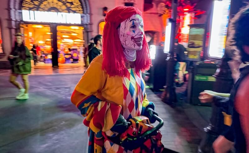 A Scaredy-Frog's Guide to Halloween Horror Nights at Universal Hollywood - Chainsaw Clown