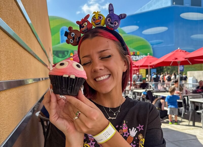 Halloween Horror Nights Hollywood - Five Nights at Freddy's Cupcake