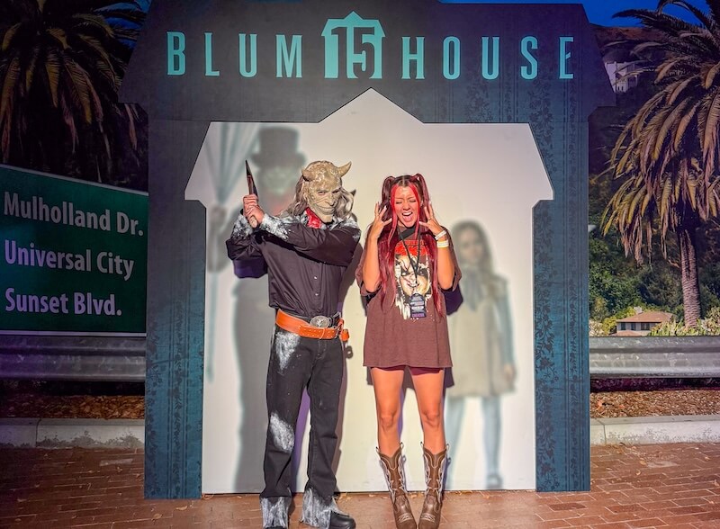 Your Screamin' Guide to Halloween Horror Nights Hollywood - Terror Tram photo op guest with the Grabber