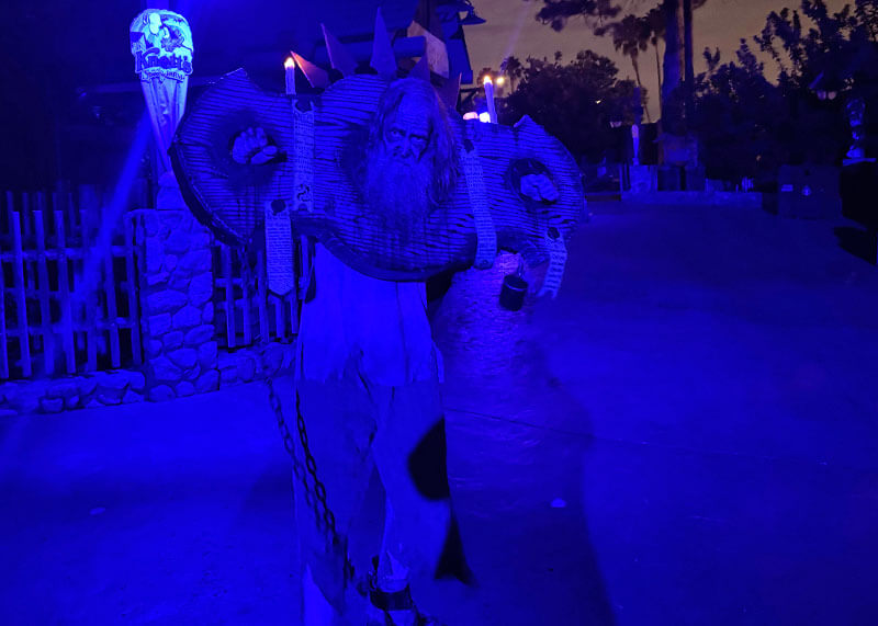 Your Ghoulish Guide to Knott’s Scary Farm - man in Gallows in The Gauntlet