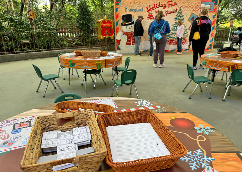 Guide to the ~Hoppiest~ Holidays at Disneyland - Free crafts