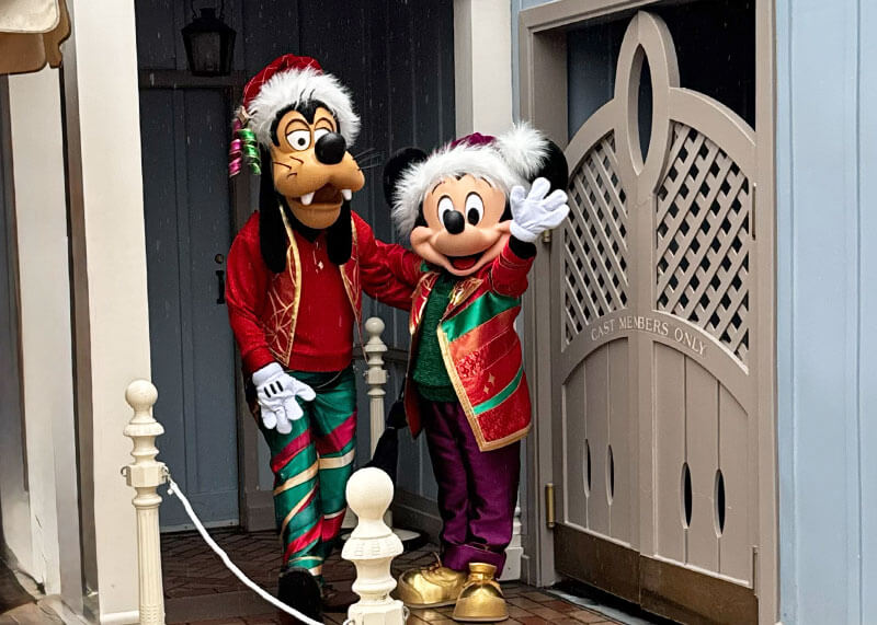 Guide to the ~Hoppiest~ Holidays at Disneyland - Goofy and Mickey