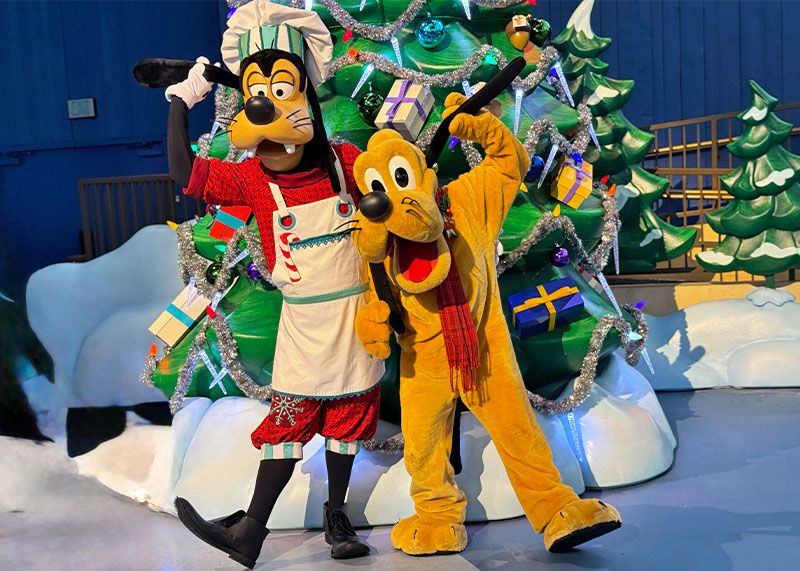 Guide to the ~Hoppiest~ Holidays at Disneyland - Goofy and Pluto in Fantasyland Theatre