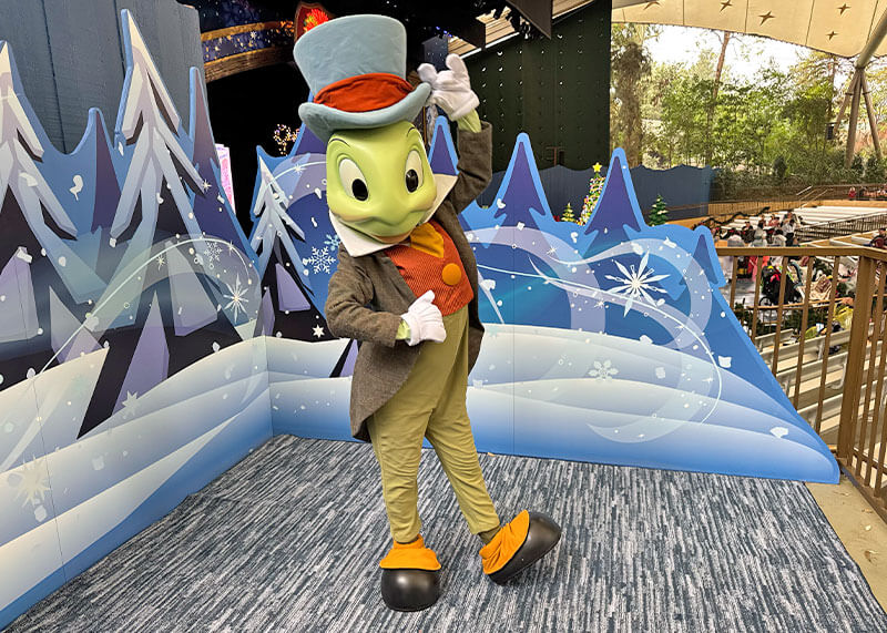 Guide to the ~Hoppiest~ Holidays at Disneyland - Jiminy Cricket