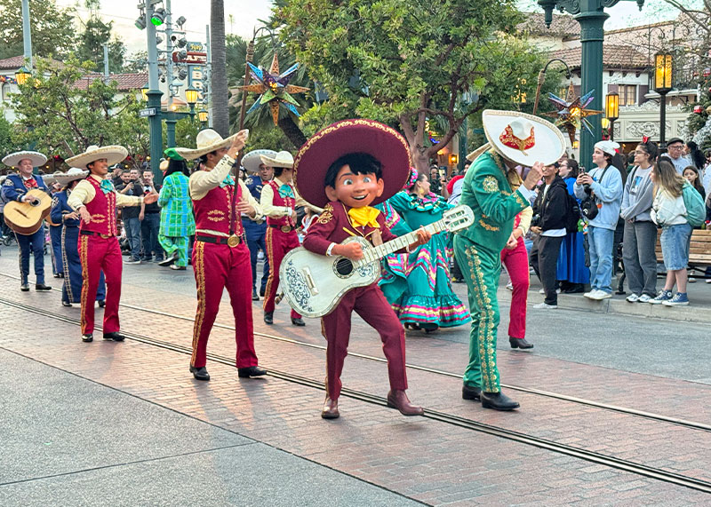 Guide to the ~Hoppiest~ Holidays at Disneyland - Miguel and mariachis