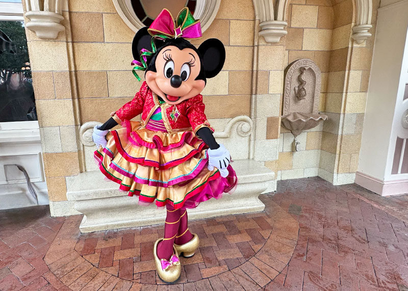 Guide to the ~Hoppiest~ Holidays at Disneyland 2025 - Minnie in new holiday outfit