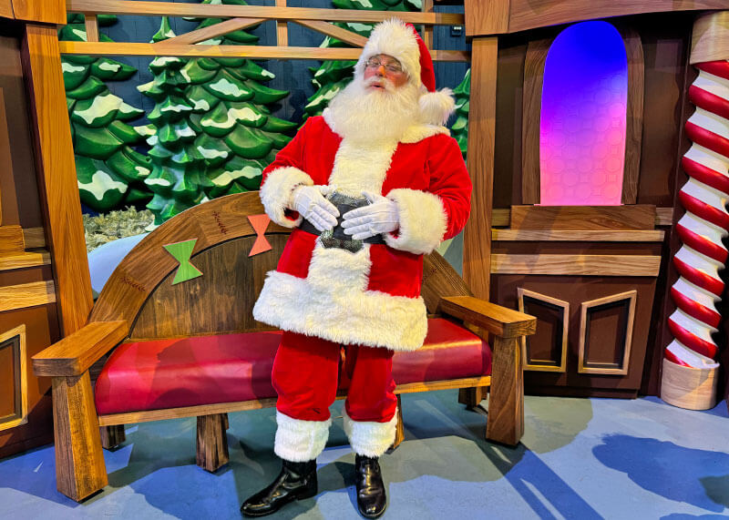 Guide to the ~Hoppiest~ Holidays at Disneyland - Santa