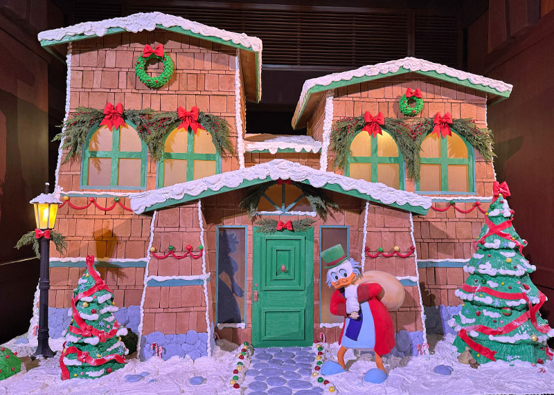 Guide to the ~Hoppiest~ Holidays at Disneyland - Gingerbread House