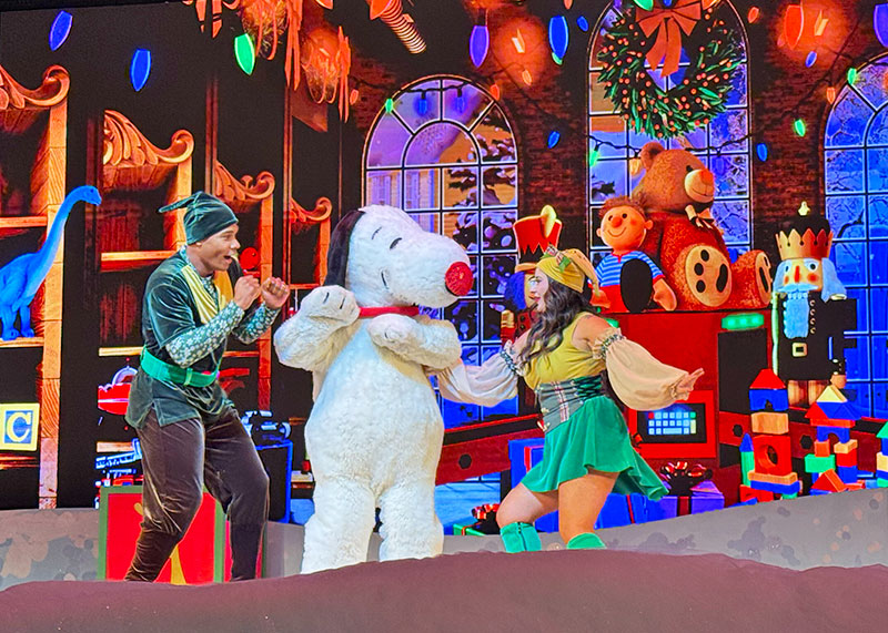Our Festive Guide to Knott's Merry Farm - Snoopy on ice
