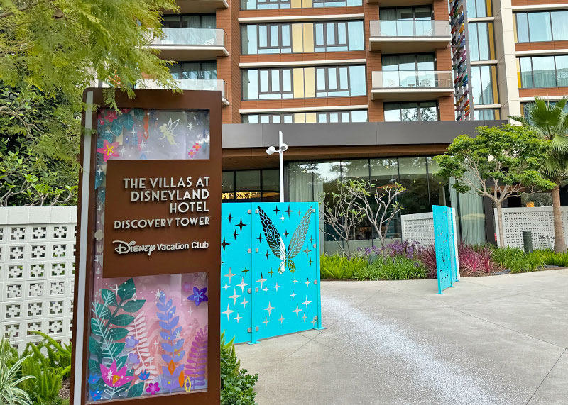 Disneyland Villas at Disneyland Hotel - Sign and exterior