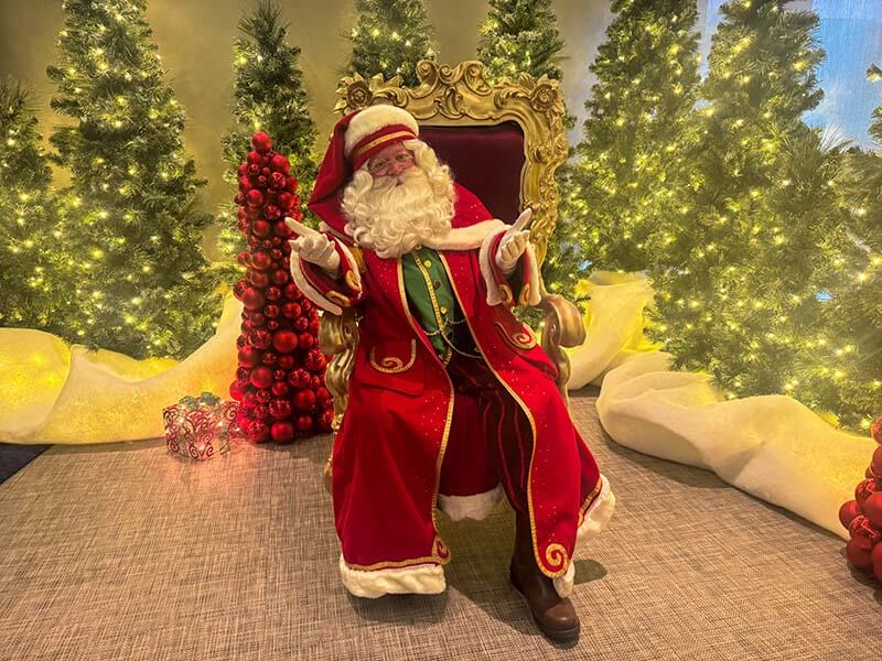 Universal Orlando Christmas - Holiday Tour Santa