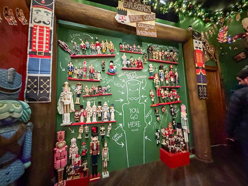 Universal Orlando Christmas - Holiday Tribute Market