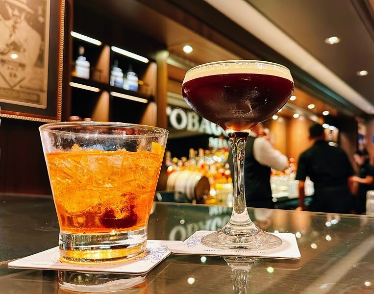 Norwegian Escape - Cocktails at the Tobacco Road Lounge on Norwegian Cruise Line