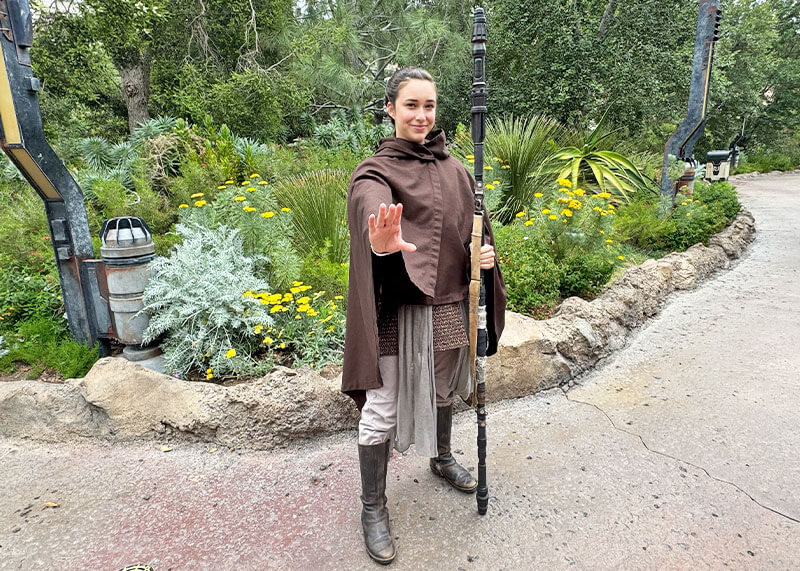∼Ribbeting∼ Guide to the Roaming Characters of Star Wars: Galaxy’s Edge at Disneyland Resort - Rey in the morning