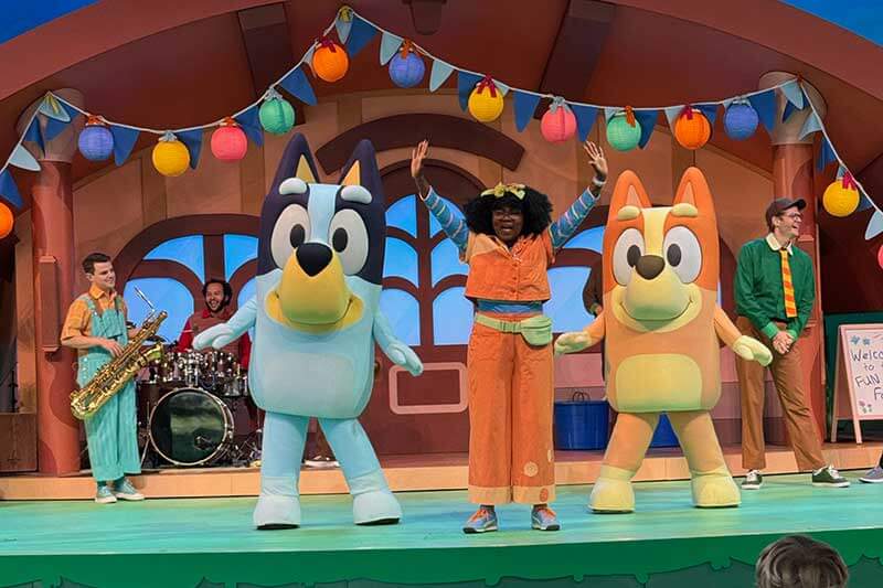 Full ~Frogtastic~ Guide to Disneyland Events - Bingo and Bluey on stage