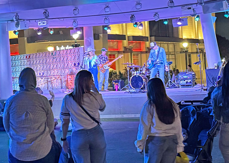 A Complete Guide to the Downtown Disney District at Disneyland - Band on stage