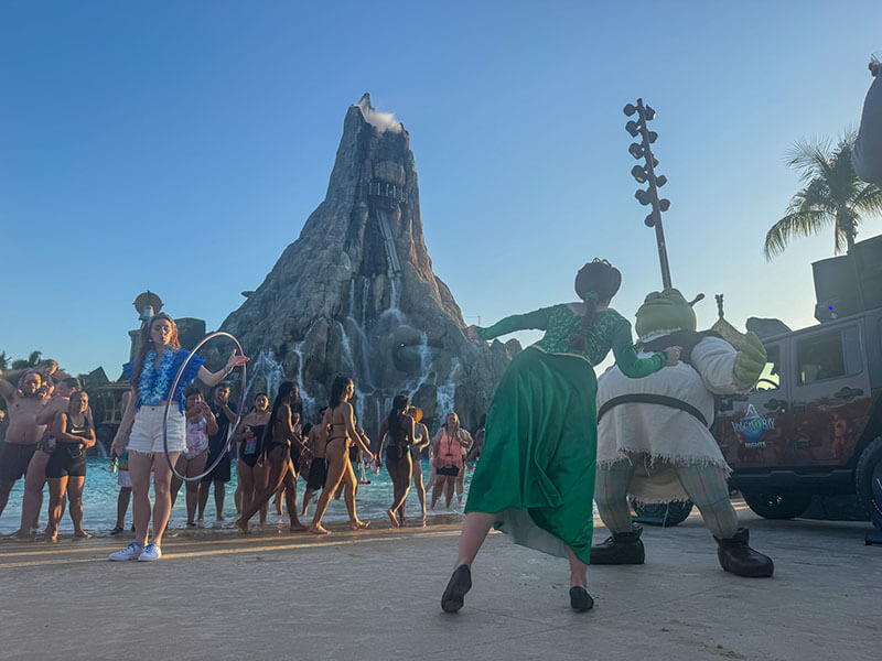 Volcano Bay - Shrek and Fiona