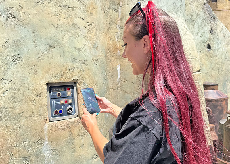 How to Use the Galaxy's Edge Datapad at Disneyland (and Hunt Bounty)