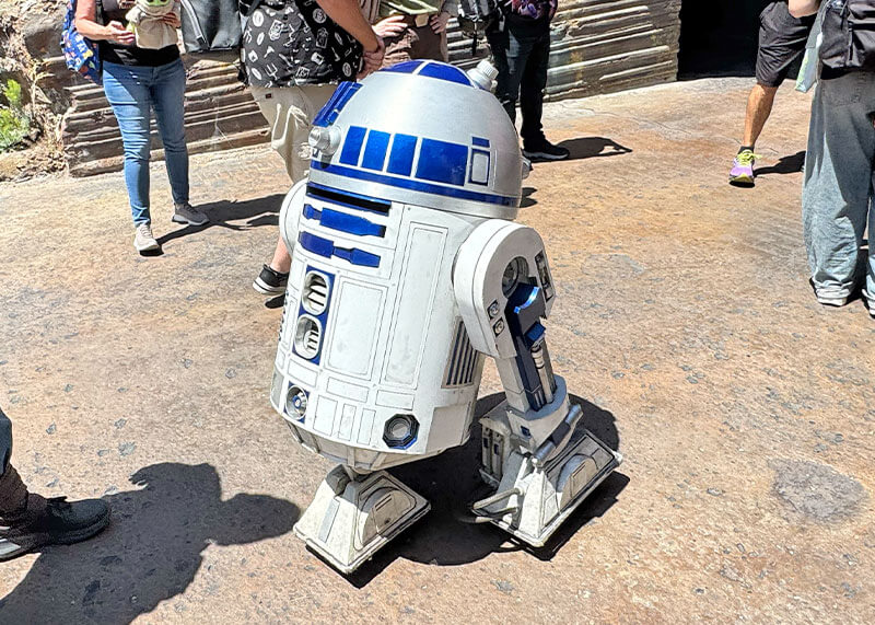 Guide to the Roaming Characters of Star Wars: Galaxy’s Edge at Disneyland Resort - R2-D2
