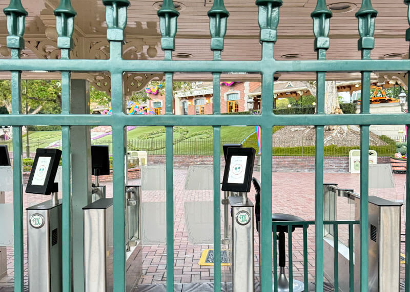 Strategies to Rope Drop Disneyland Park - Park gates before opening