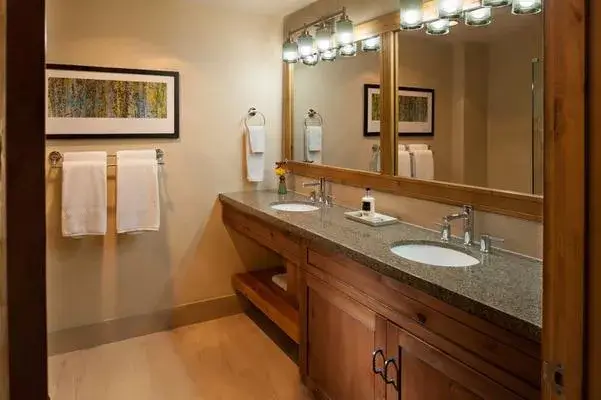 103_bathroom_01 copy.jpg