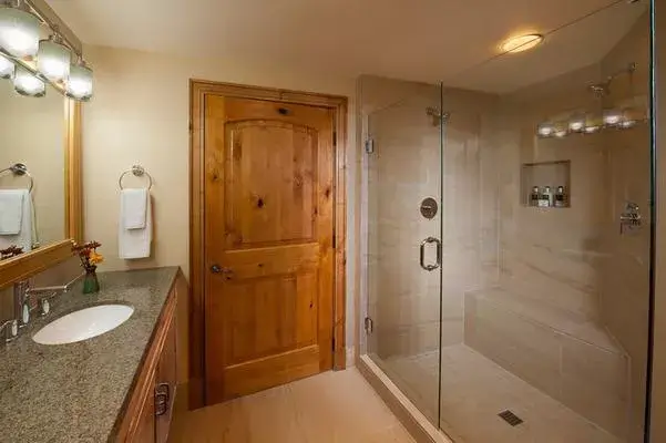 104_bathroom_02 copy.jpg