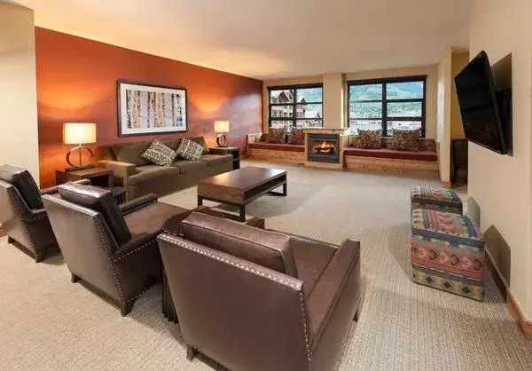 1505_livingroom_01 copy.jpg