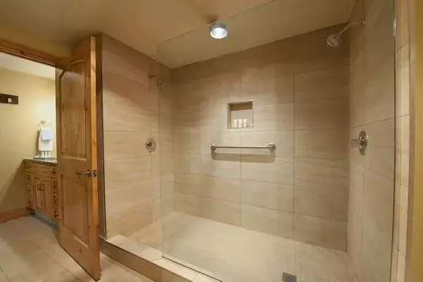 1602_bathroom_01 copy.jpg