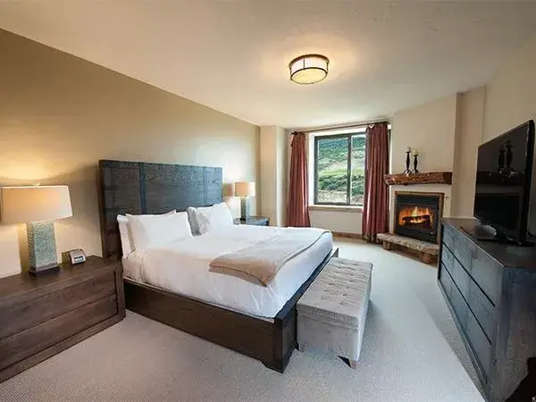 302_bedroom copy.jpg