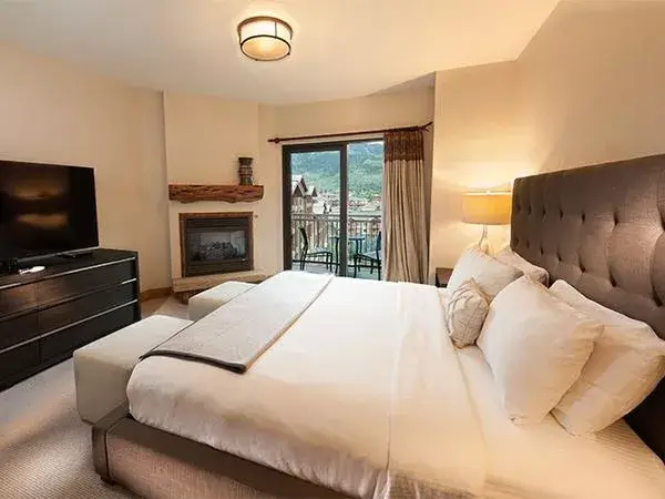 303_bedroom copy.jpg