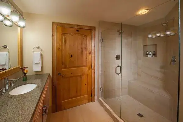 603_bathroom_02 copy.jpg