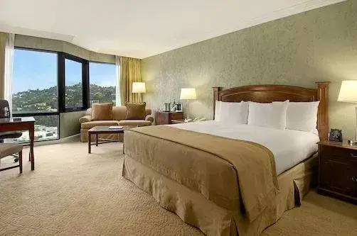 Standard King Room_01.jpg