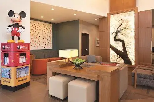 Lobby_02.jpg