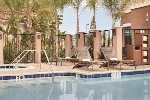 Pool_02.jpg
