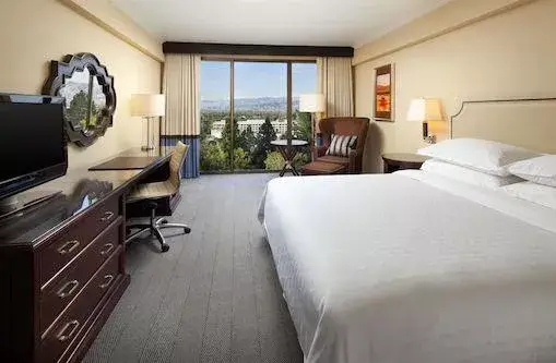 Standard King Room_01.jpg